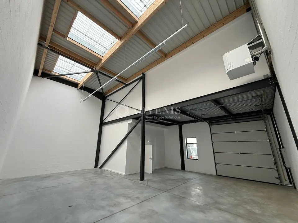 Light Industrial in Lieusaint to rent Interior Photo- Image 1 of 8