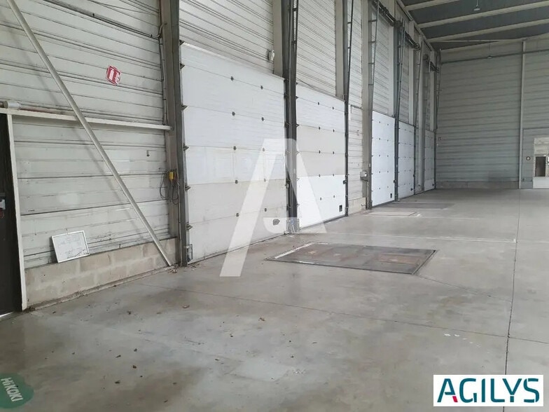 Industrial in Lisses to rent - Interior Photo - Image 3 of 9