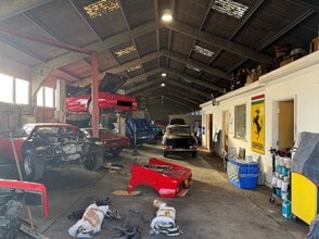 Units 13 &13b Ridge Farm, Horsham Rd, Dorking to rent Interior Photo- Image 2 of 7