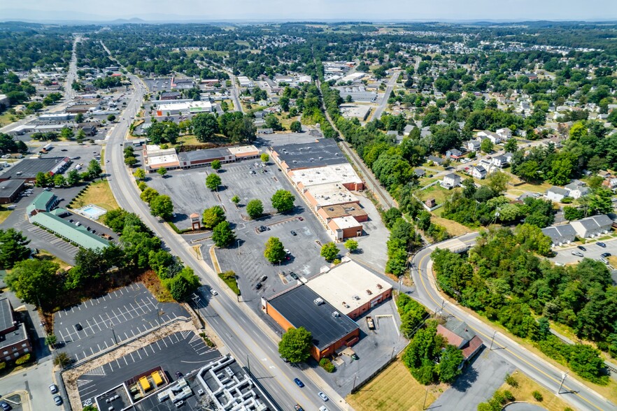 801-901 W Broad St, Waynesboro, VA for rent - Building Photo - Image 3 of 24