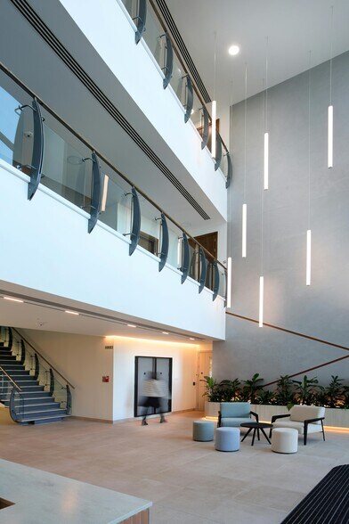 3 Arlington Sq, Bracknell to rent - Interior Photo - Image 2 of 18