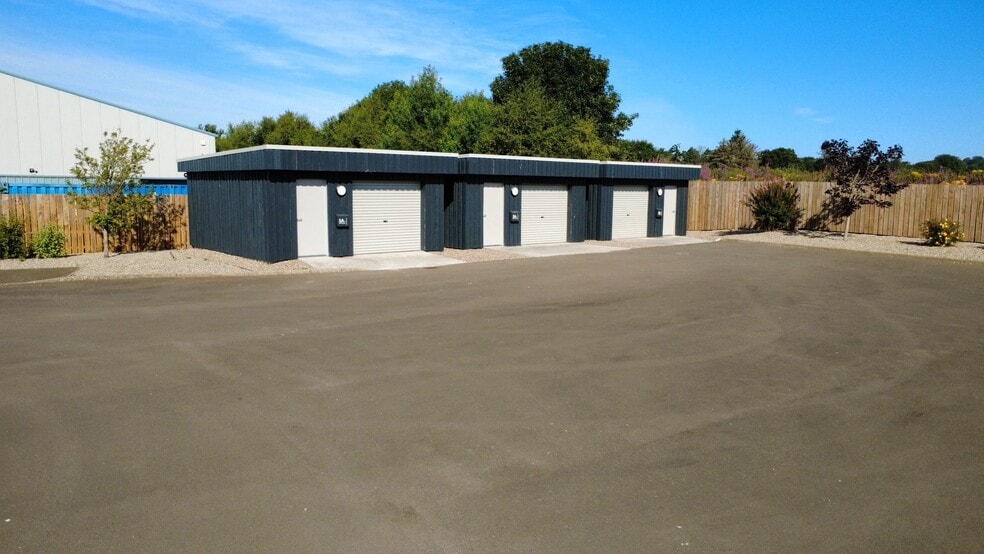 6 Brent Av, Montrose to rent - Building Photo - Image 3 of 5