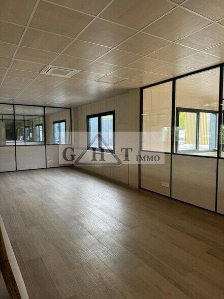 Office in Neuilly-sur-Marne to rent - Interior Photo - Image 3 of 3