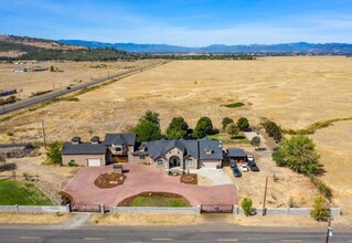 73 Meridian Rd, Eagle Point, OR for sale Primary Photo- Image 1 of 1