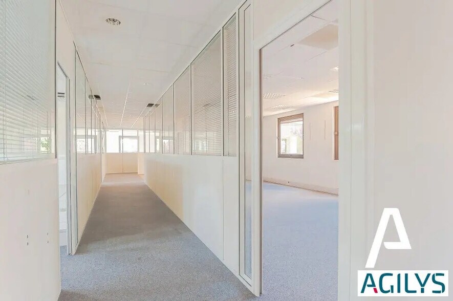 Light Industrial in to rent - Building Photo - Image 3 of 7