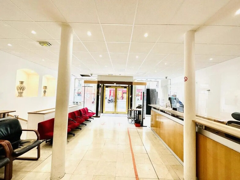 Retail in Paris for sale - Lobby - Image 2 of 8