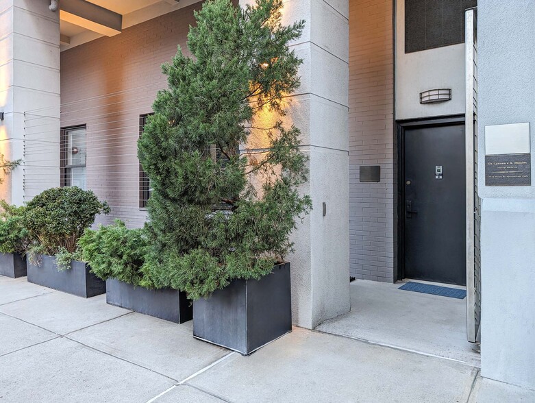 251 W 19th St, New York, NY for sale - Building Photo - Image 2 of 19