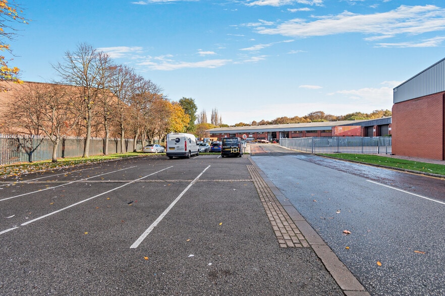 Parkside Ln, Leeds to rent - Building Photo - Image 2 of 4