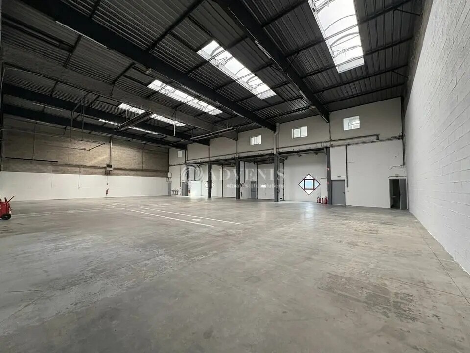 Light Industrial in Trappes to rent Interior Photo- Image 1 of 7
