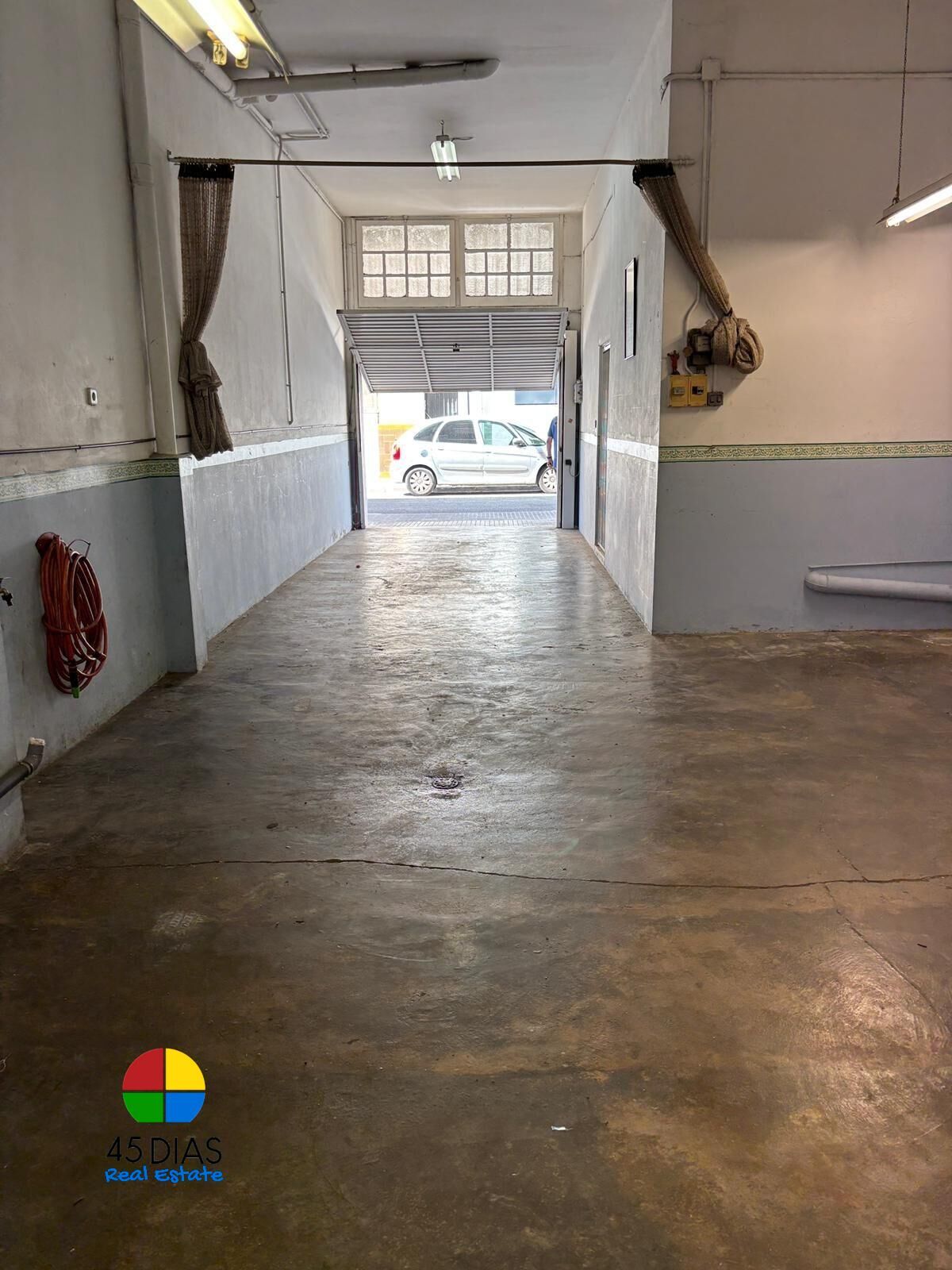 Retail in Cerdanyola del Vallès, Barcelona to rent Interior Photo- Image 1 of 4