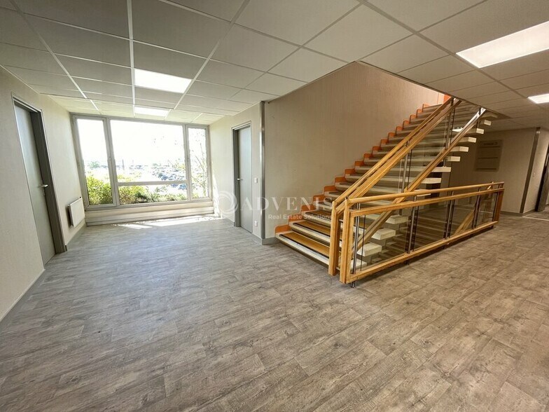Office in Tremblay-en-France to rent - Building Photo - Image 3 of 10