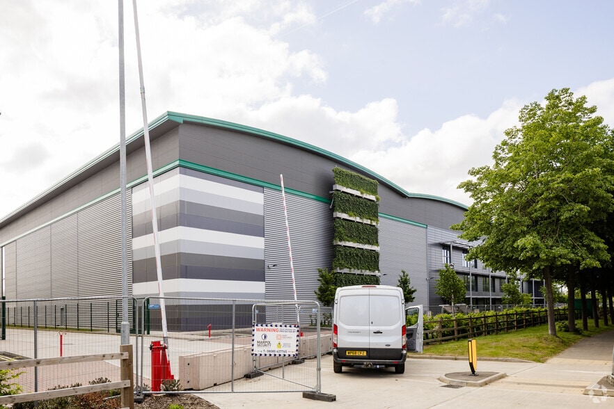 Ironbridge Rd, Uxbridge to rent - Building Photo - Image 2 of 2