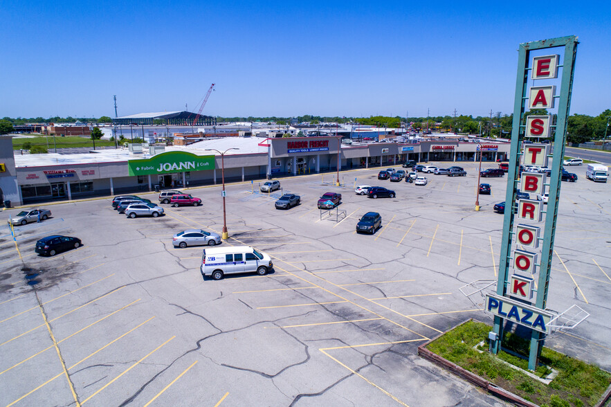 2520-2630 Eastbrook Plz, Columbus, IN for rent - Building Photo - Image 1 of 3