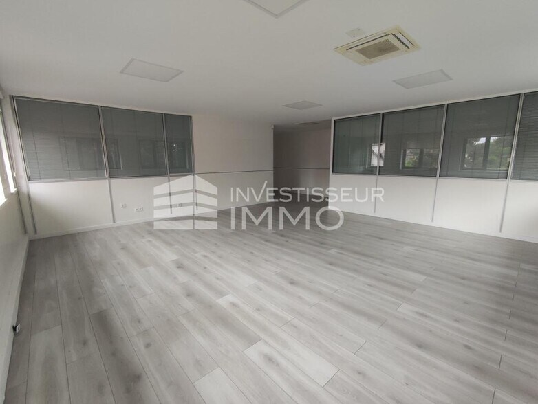 Office in Noisy Le Grand to rent - Interior Photo - Image 2 of 5