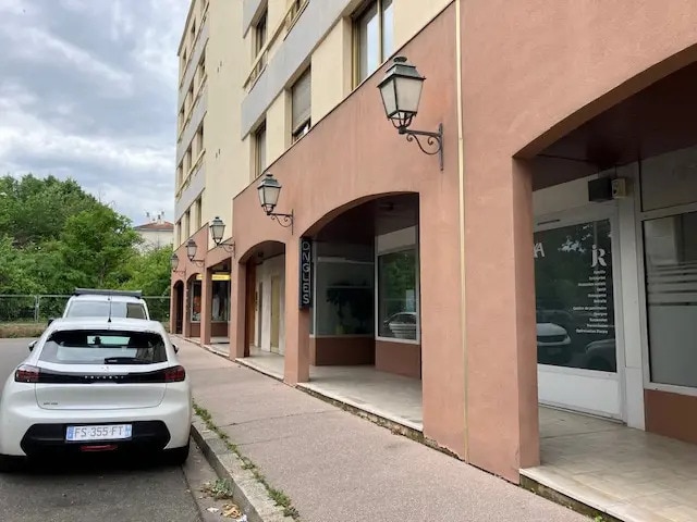 Retail in Lyon to rent Building Photo- Image 1 of 20