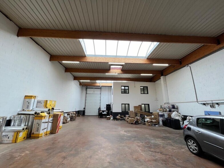 58 Avenue Des Bruyères, Décines-Charpieu to rent - Building Photo - Image 1 of 4