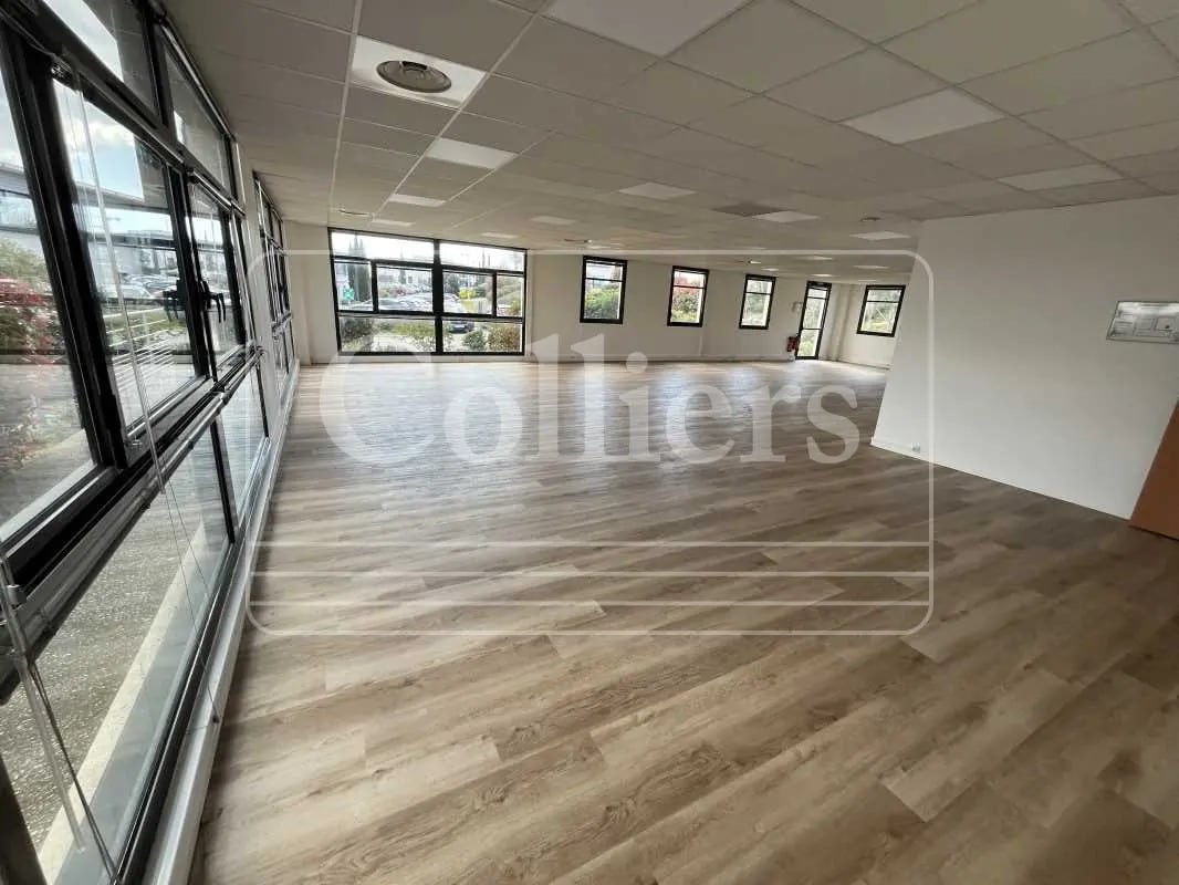 Office in Aix-en-Provence to rent Building Photo- Image 1 of 12