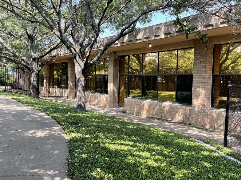 5701 Maple Ave, Dallas, TX for rent - Building Photo - Image 1 of 7