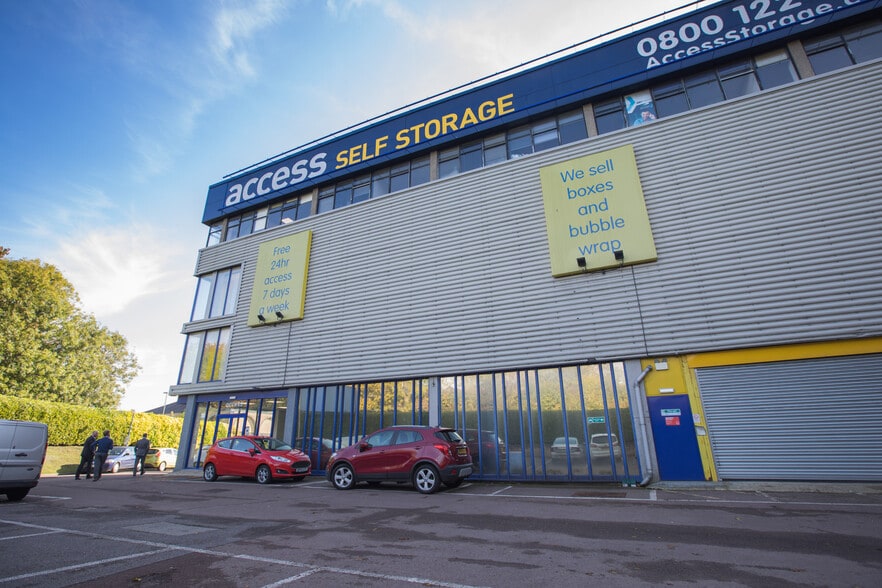 Rankine Rd, Basingstoke to rent - Building Photo - Image 3 of 6