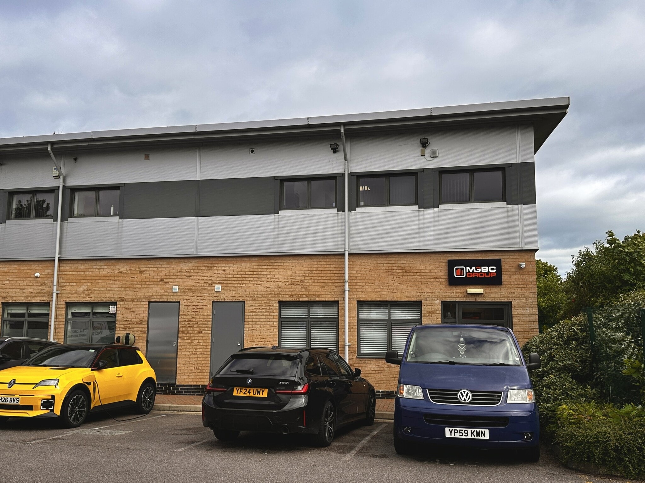 3 Laporte Way, Luton to rent Primary Photo- Image 1 of 3