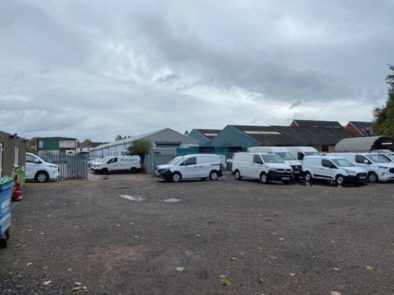 Rear Compound, Glebeland Centre, Vincent Lane, Dorking to rent - Building Photo - Image 3 of 3