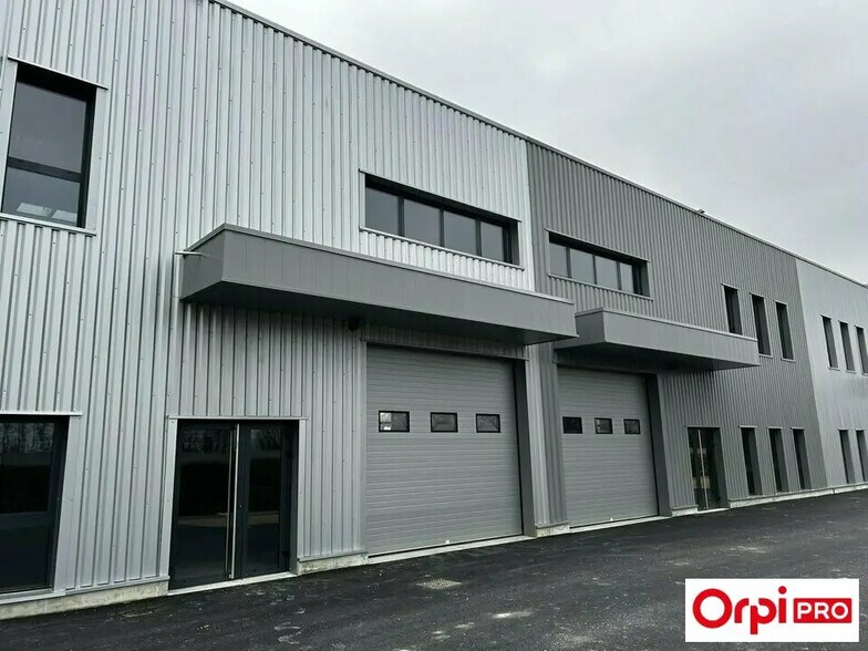 Light Industrial in Bourgoin-Jallieu for sale - Building Photo - Image 2 of 7