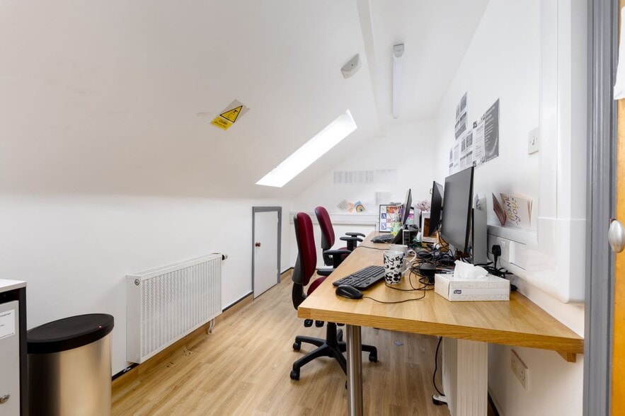 592-594 Holloway Rd, London to rent - Interior Photo - Image 2 of 9