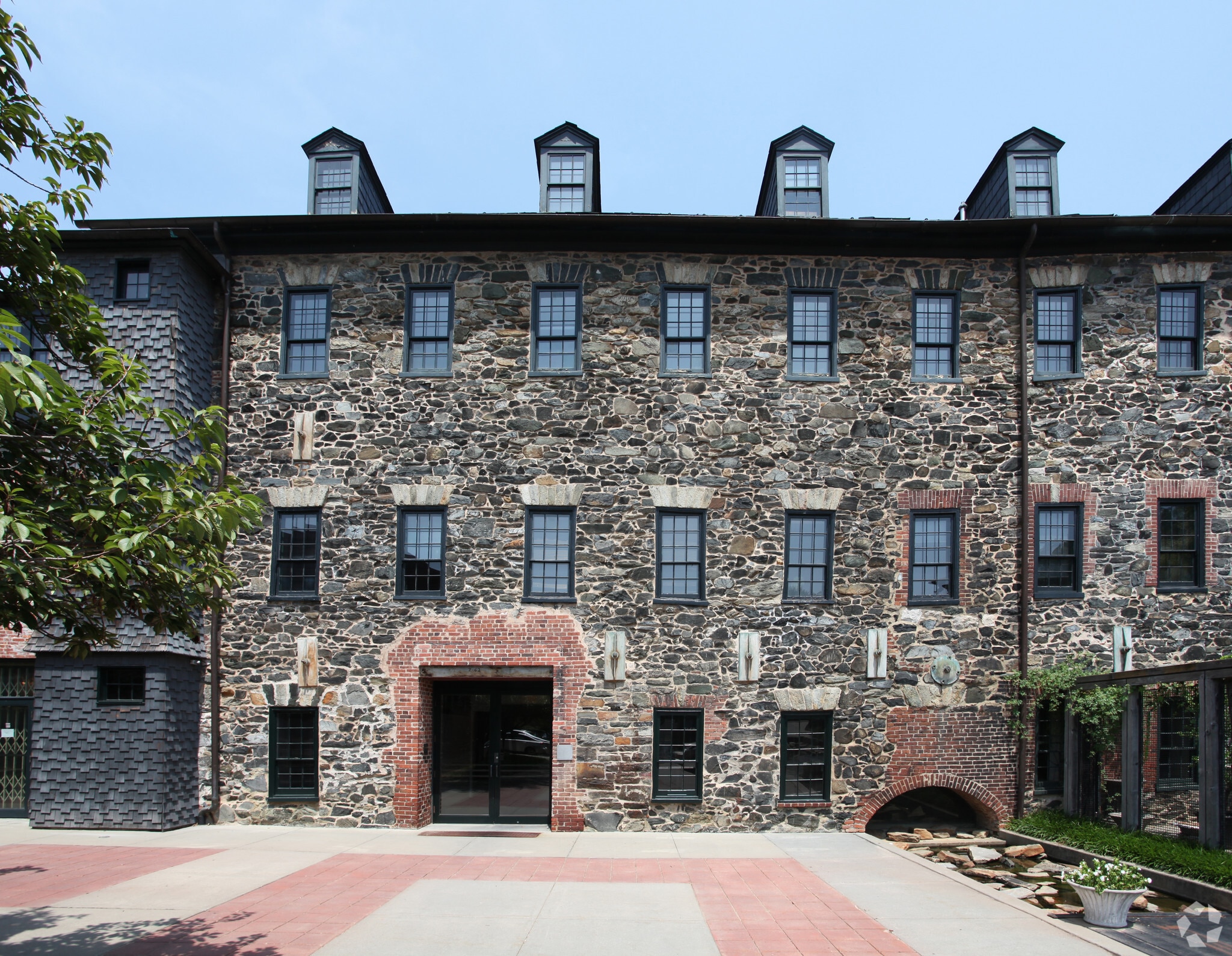 1340 Smith Ave, Baltimore, MD to rent Primary Photo- Image 1 of 11