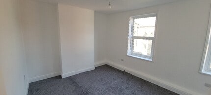 10-10A North Ln, Leeds to rent Interior Photo- Image 1 of 9