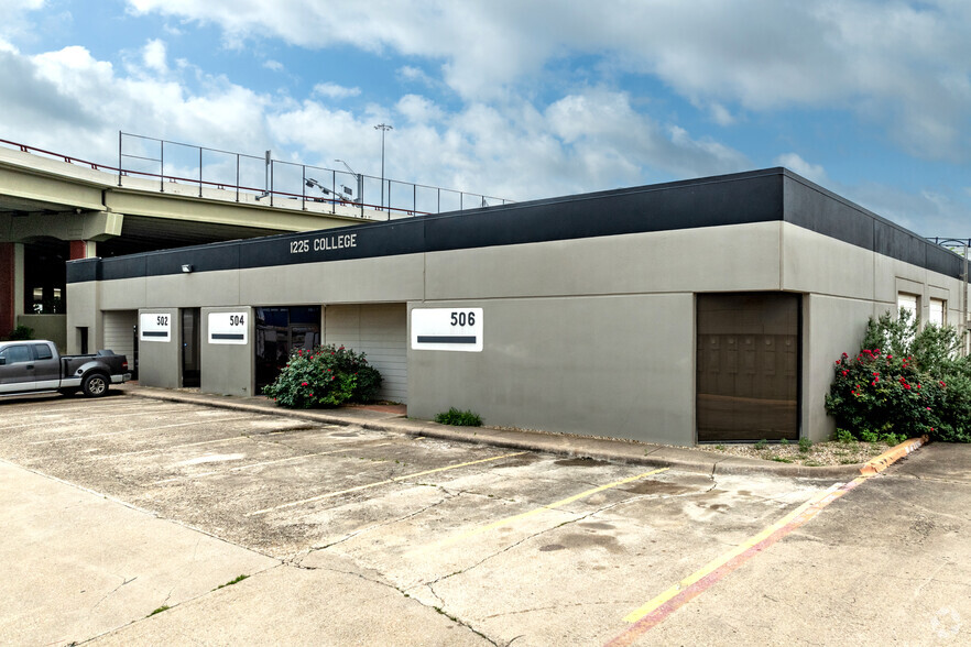 1225 W College Ave, Carrollton, TX for rent - Building Photo - Image 3 of 16