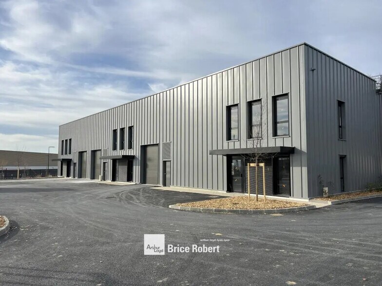 239 Rue Michel Girer, Mionnay to rent - Building Photo - Image 1 of 6
