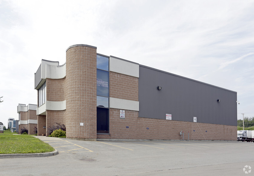 2500 Boul des Entreprises, Terrebonne, QC for rent - Primary Photo - Image 1 of 2