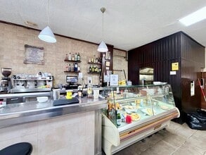 Retail in L'Hospitalet de Llobregat, Barcelona to rent Interior Photo- Image 1 of 11