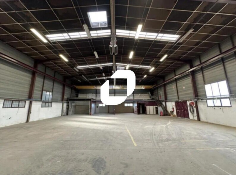 Light Industrial in Chassieu to rent - Interior Photo - Image 3 of 10