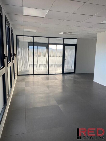 Office in Aubagne to rent - Interior Photo - Image 2 of 5