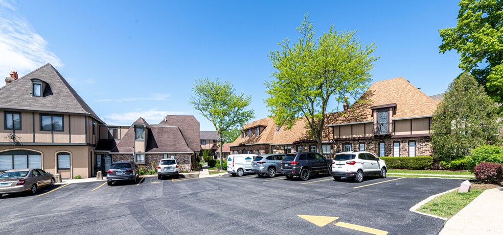 826 Village Quarter A4 rd, West Dundee, IL for sale - Building Photo - Image 1 of 7