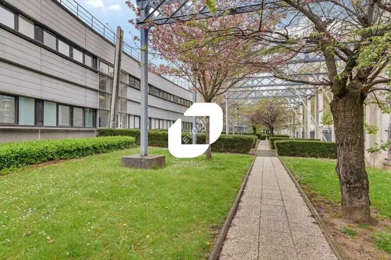 Light Industrial in Saint-Denis to rent - Building Photo - Image 2 of 21