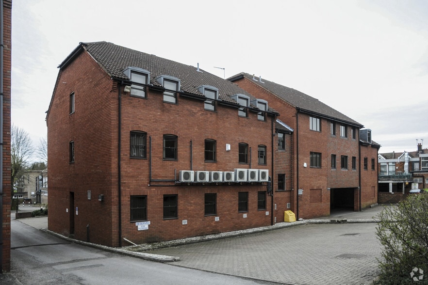 4-6 Arden Grv, Harpenden to rent - Building Photo - Image 3 of 3