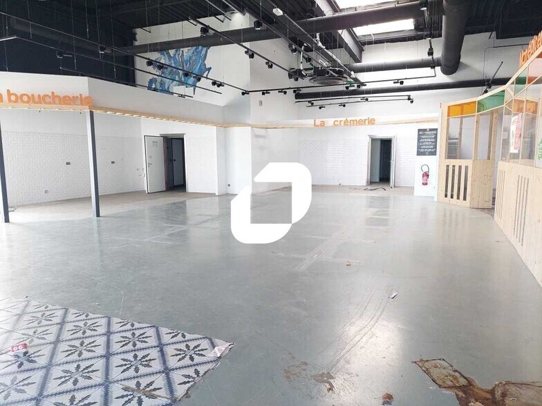 Retail in Maurepas to rent - Interior Photo - Image 1 of 5
