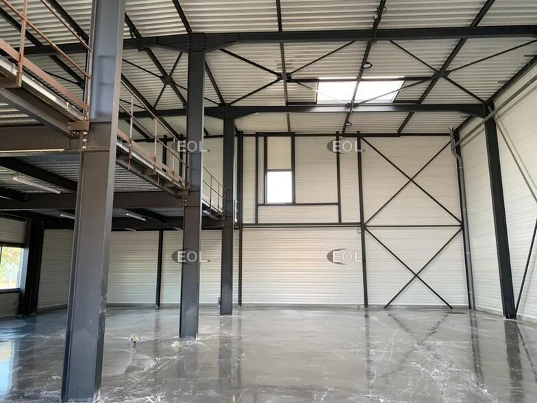 Light Industrial in Bondoufle for sale - Building Photo - Image 2 of 6