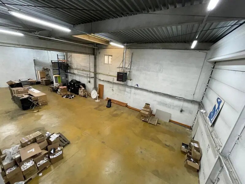 Light Industrial in Villejuif to rent Interior Photo- Image 1 of 9