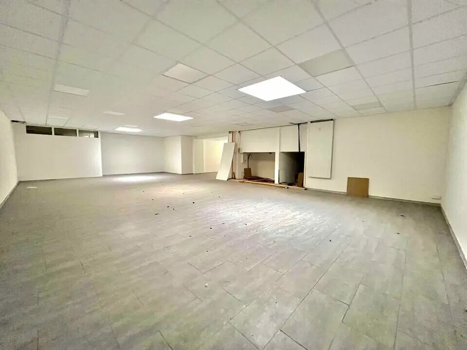 Location Commerce 290 m² - Photo 1