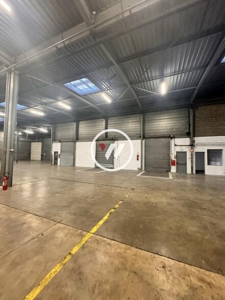 Industrial in Louvres to rent - Interior Photo - Image 3 of 11