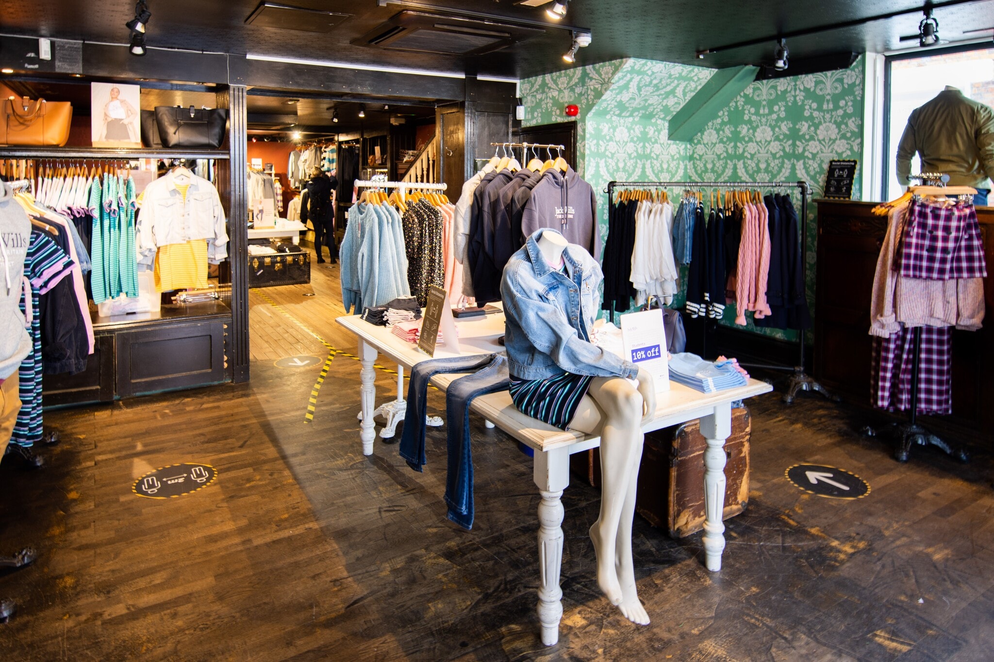 70 High St, Guildford to rent Interior Photo- Image 1 of 2