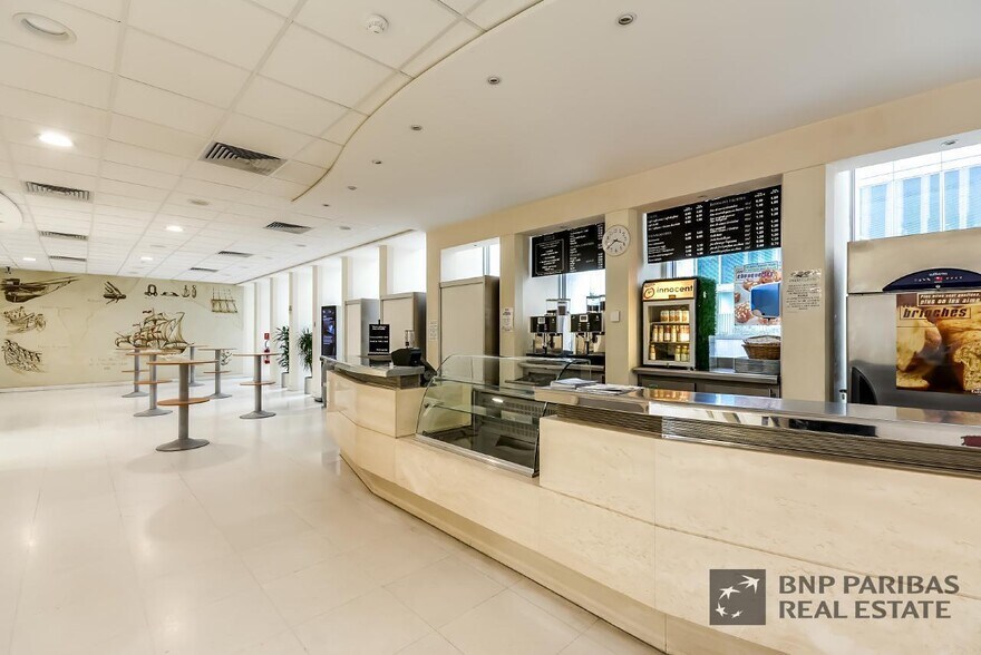 1 Place De La Pyramide, Puteaux to rent - Lobby - Image 3 of 12