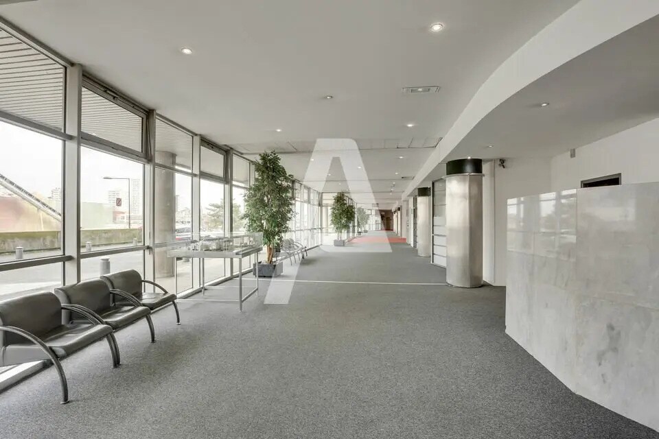 Office in Ivry-sur-Seine to rent Lobby- Image 1 of 5