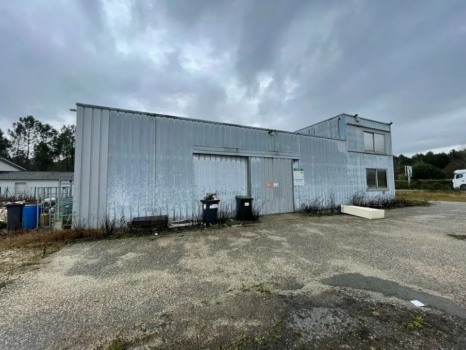 Location Local d'activités 330 m² - Photo 1