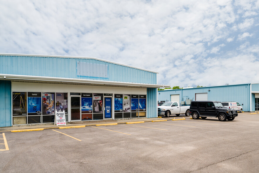 1118 N Main St, Pearland, TX for rent - Building Photo - Image 3 of 10