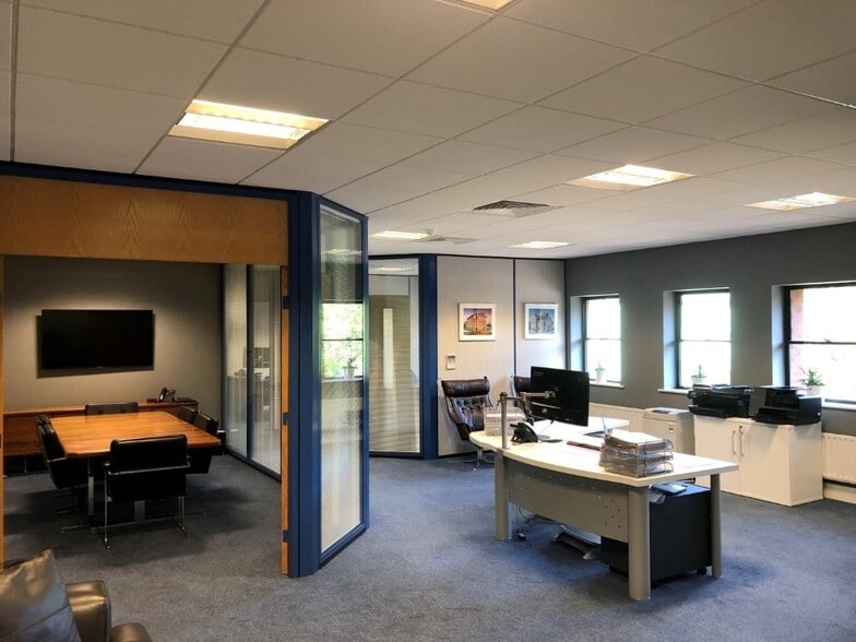 Northbridge Rd, Berkhamsted to rent - Interior Photo - Image 2 of 5