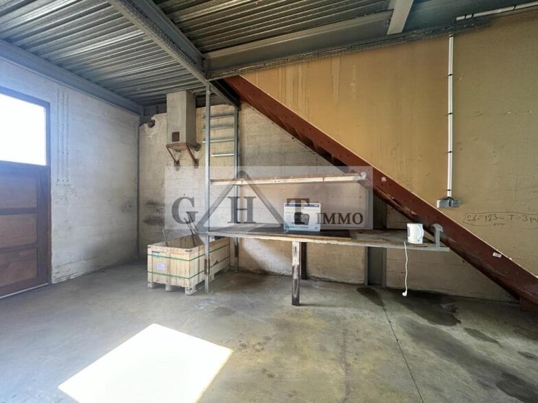 Industrial in Domont to rent - Interior Photo - Image 2 of 6